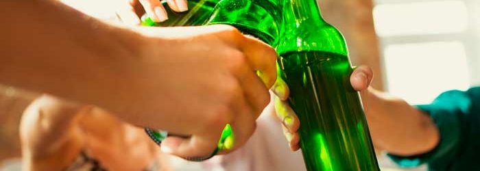 Descubre cómo el consumo de alcohol impacta en tu salud bucodental. ¡Conoce sus efectos y cómo prevenir problemas dentales!