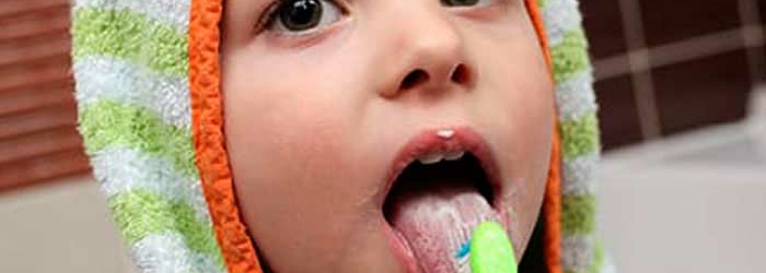 Cómo limpiar la lengua para tener una buena salud bucodental.