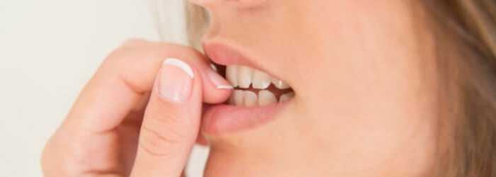 Morderse las uñas desgasta tus piezas dentales