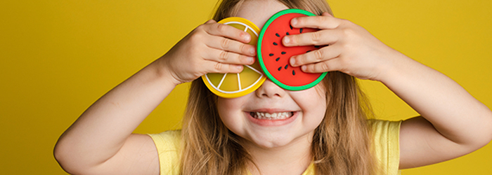 Descubre las frutas que benefician tu salud bucodental.